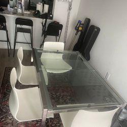 Expandable Table W 4 Chairs