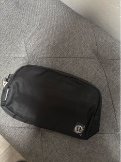 Lululemon everywhere belt bag