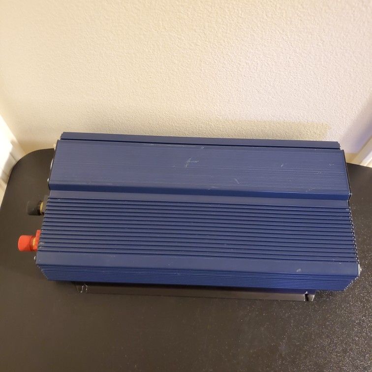 Chicago Electric 2000 Watt Continuous / 4000 Watt Peak Power Inverter
