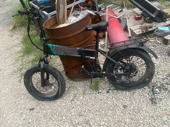 GoTrax - Z4 PRO Foldable Ebike w/ up to 40mi Max Operating Range and 28 mph Max Speed - Black do not have the battery and the charger both of the tire