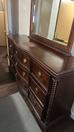 Queen Dresser with mirror