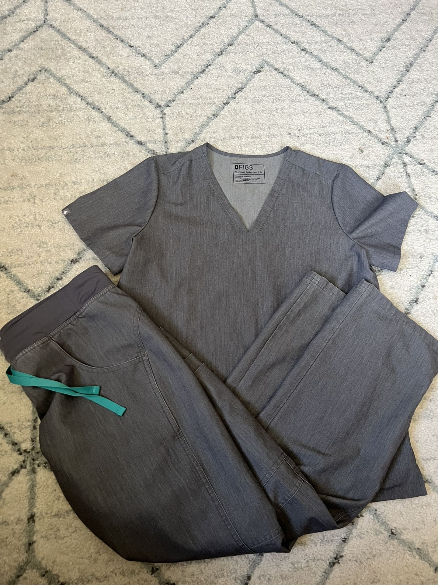 Figs Women’s Graphite Scrub Set Size Medium Kade Cargo Pants And Casma Top