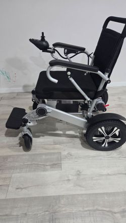 Foldable electric wheelchair