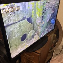 SAMSUNG LCD FLAT SCREEN 36 Inch And Wall mount 