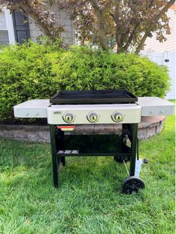 Weber 28” 3 burner griddle with hard cover and soft cover.