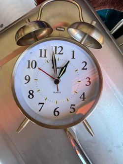 Twin Bell Loud Alarm Clock For Heavy Sleepers - Battery Operated