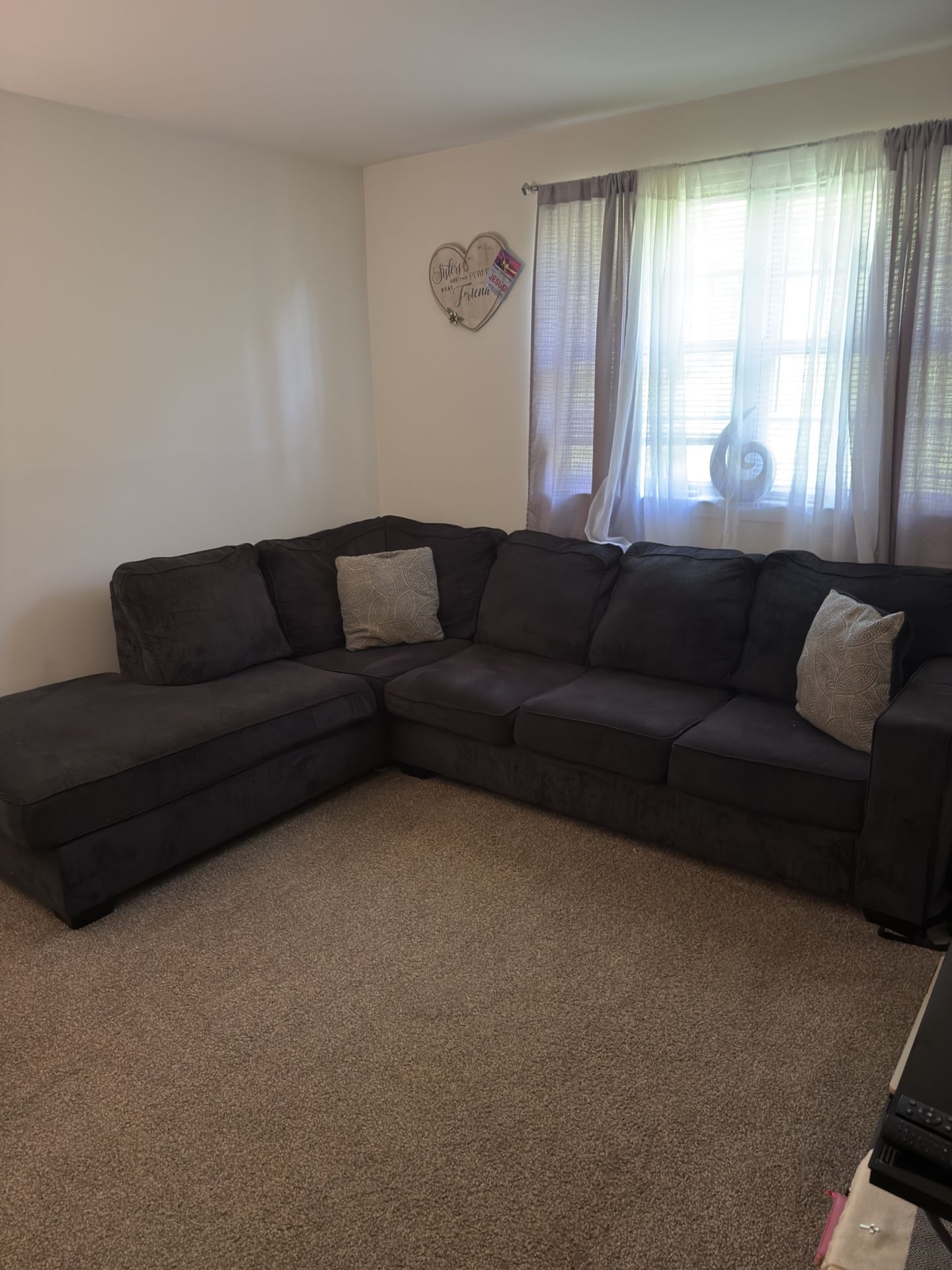 Full Size Sectional couch W/decorative Pillows