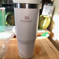Stanley Ice flow Tumbler (Rose quartz 30 Oz) for Sale in Saint Albans, WV -  OfferUp