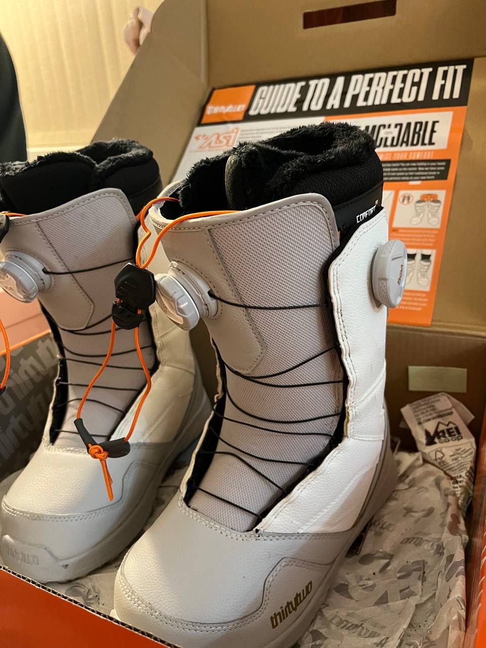 ThirtyTwo Women’s Snowboard Boots – Size 7 (White)