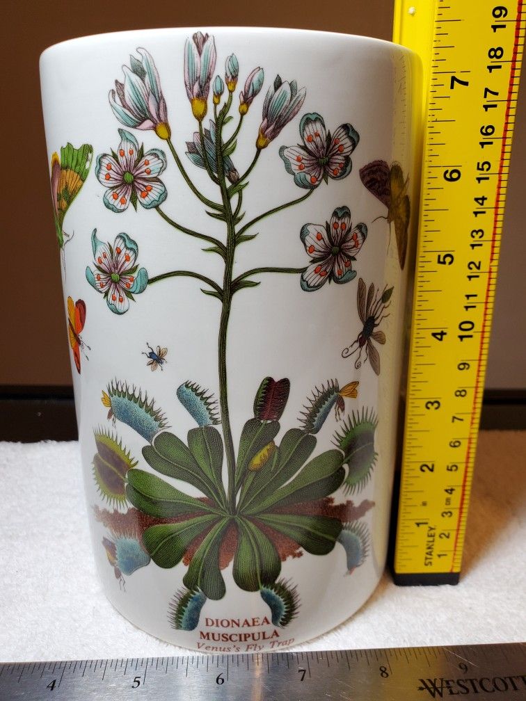 Portmeirion Botanic Garden Venus's Fly Trap (Dionaea Muscipula) canister 7.5"H 4.75"Diameter 
net weight  2lbs 9oz
There's a hair like crack  inside n