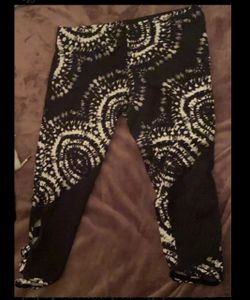 Black and White Workout Capris Size Large