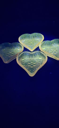 4 Gorgeous Vintage Tiara Amethyst Heart Shaped Trinket Dishes With Embossed Floral Design (Manganese)