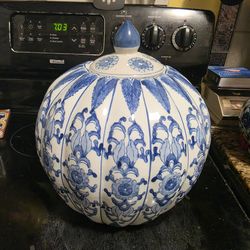 Vintage Chinese Porcelain 10 1/2" Tall Blue Vase