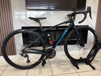 Giant Revolt Advanced 2 Carbon Gravel Bike (Size XS) - Excellent ConditionPrice:$1,800Description:Selling a Giant Revolt Advanced 2 gravel bike (2022 