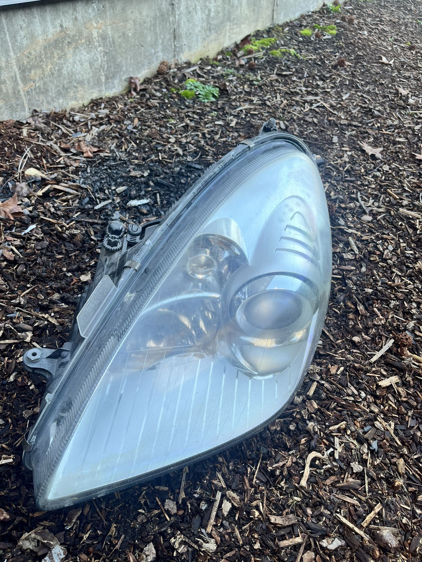2005-2011 Mercedes Benz SLK Driver Side Headlight / Halogen / SK212