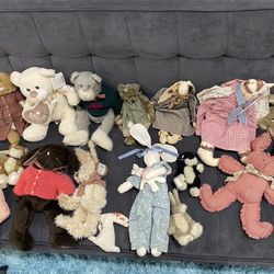 Set of 17 PCs of Stuffed Animal and Decorations