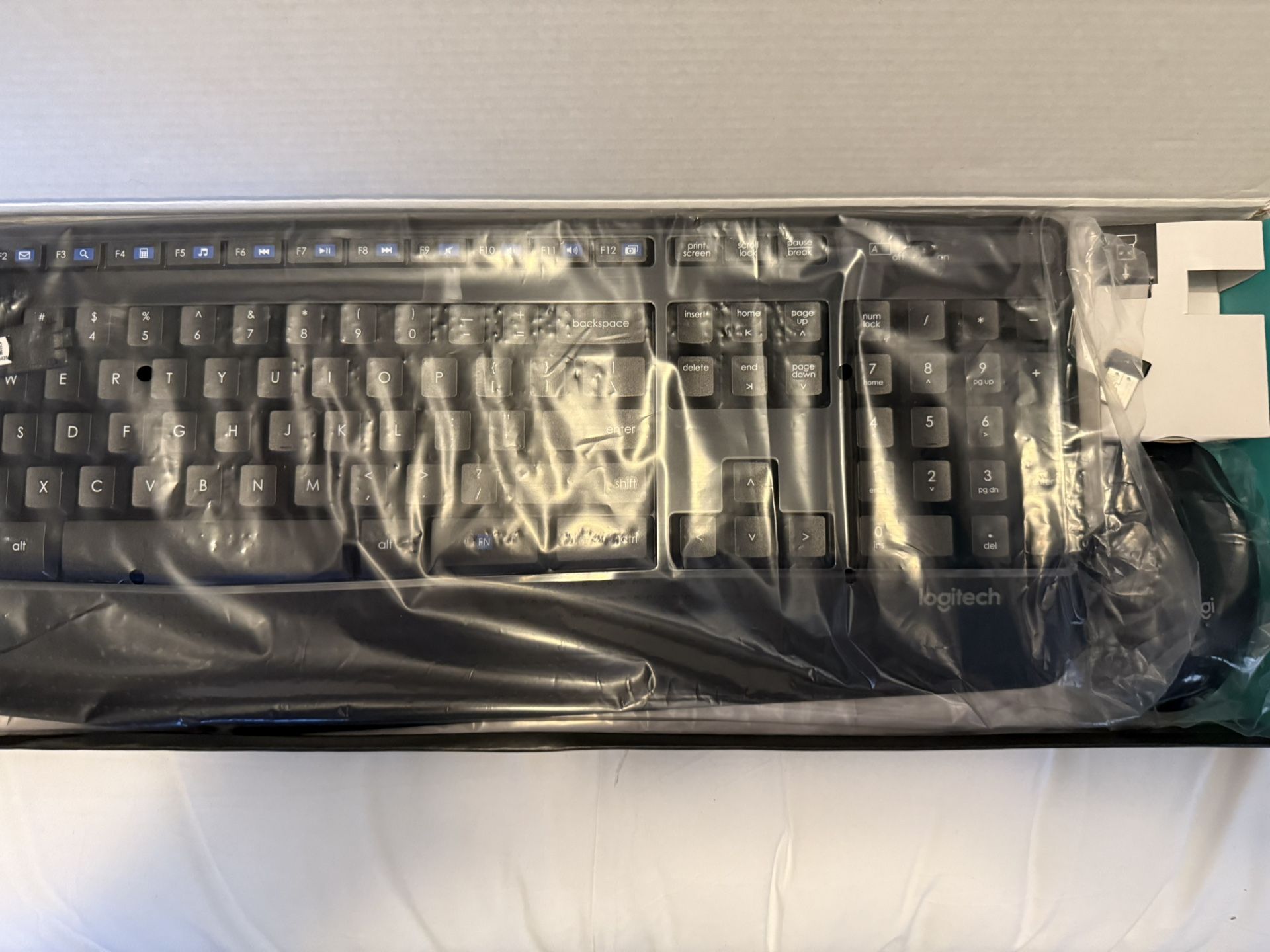 Logitech MK345 Wireless Keyboard And Mouse Combo With Palm Rest