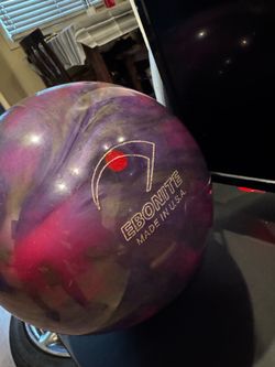 3 bowling balls with 2 bags  9lbs , 12lbs , and 14lbs