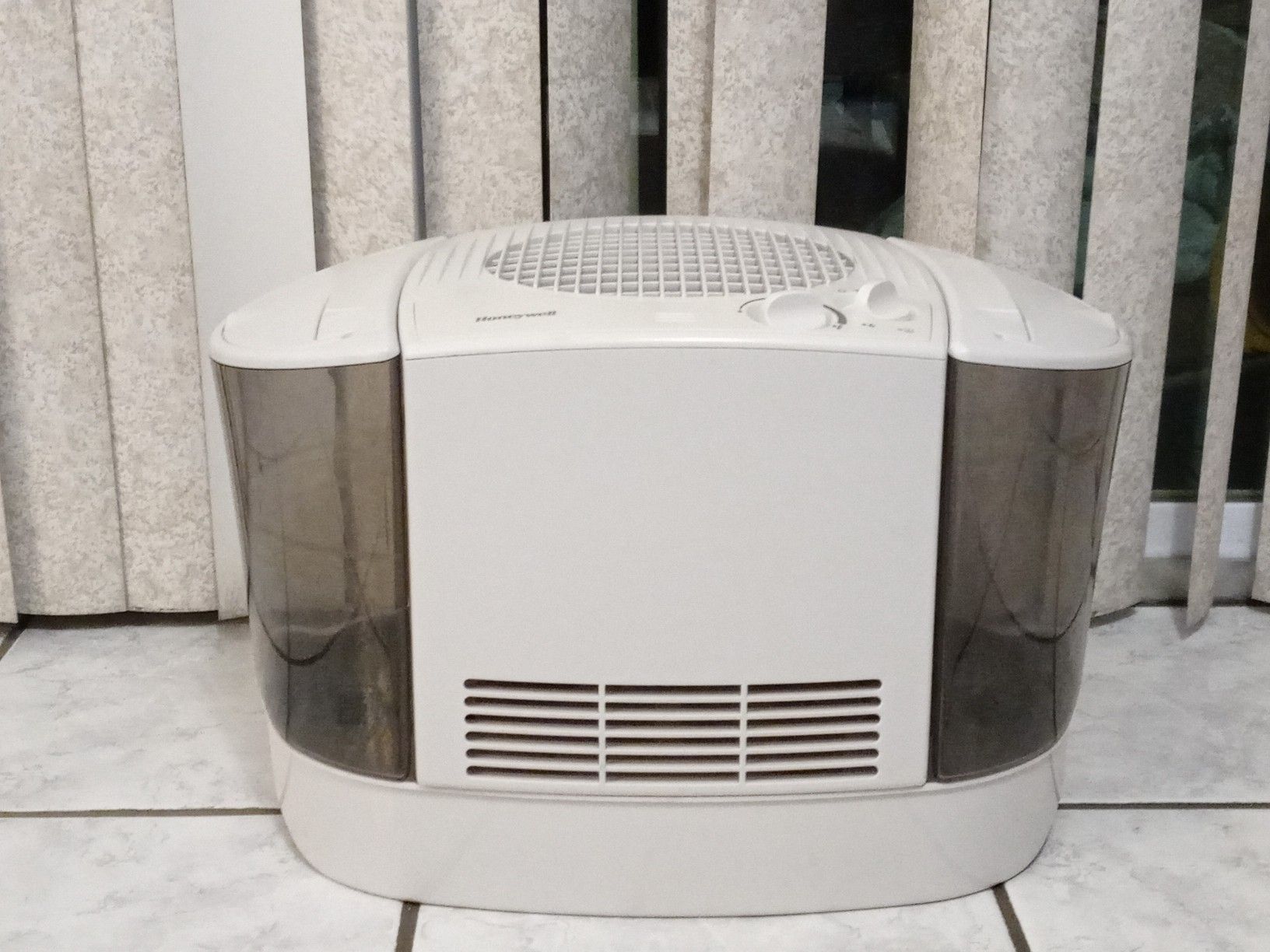 Honeywell 3 gal humidifier -hev685w