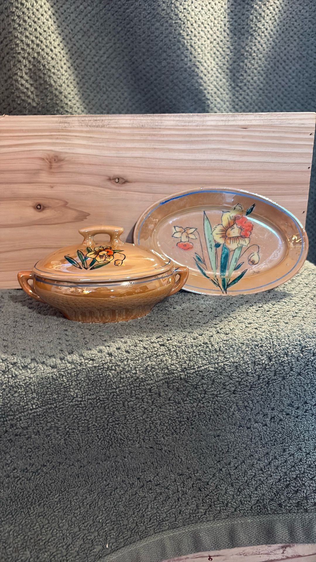 Clarice Cliff Crocus Pattern Lidded Sugar And Matching Oval Tray