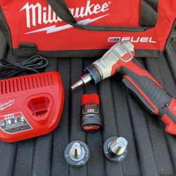 Milwaukee M12 ProPEX Expansion Tool Kit (M12 1.5 Battery + Charger + Heads + Bag) 