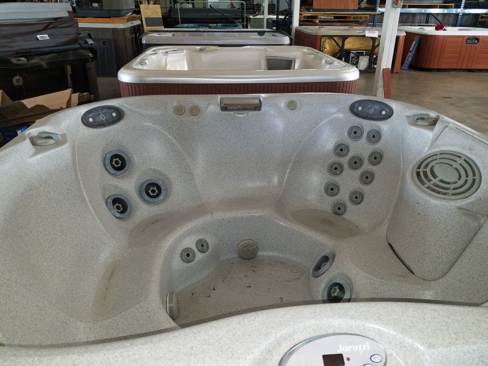 Preowned Jacuzzi J345 6 person hot tub for Sale in Chandler, AZ OfferUp