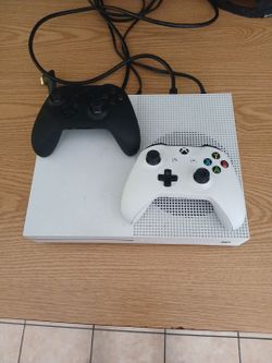 Xbox one with games downloaded and 2 controllers