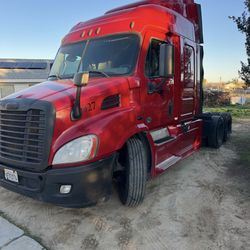 Freightliner Semi-Truck – Strong Runner with New Engine (2 Years Ago)
