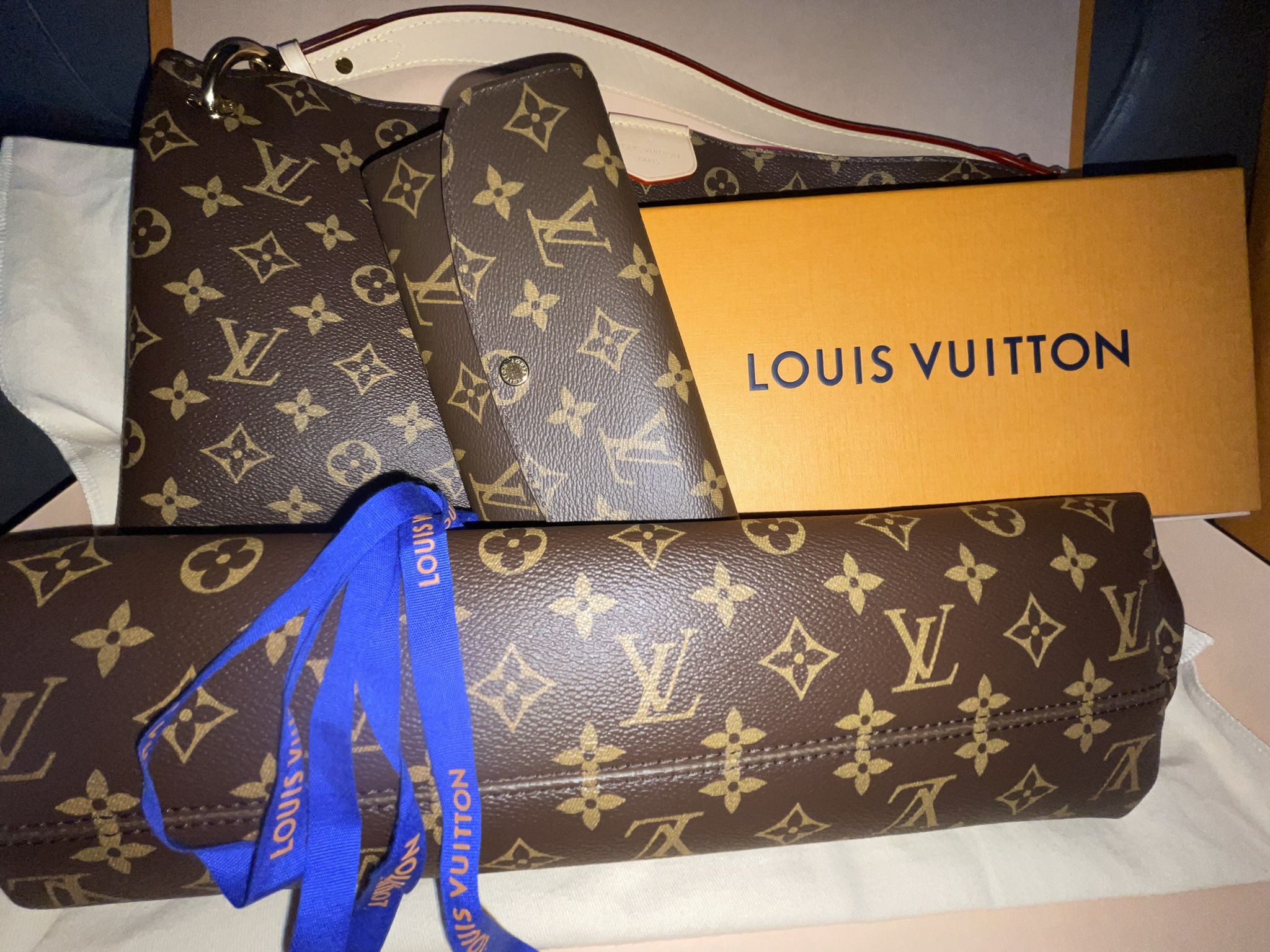 Authentic!! Louis Vuitton Large Saumur Bag & Wallet for Sale in Montebello,  CA - OfferUp