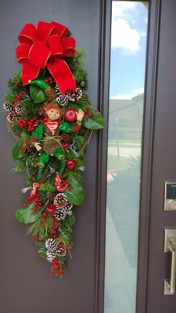 Professional Handmade Christmas Wreath/Garland with Porcelain Elf and Lights navidad