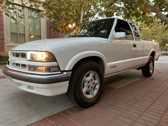 Classic~ 2000 Chevrolet s-10 4x4  ext cab Runs Great 2027 tags !