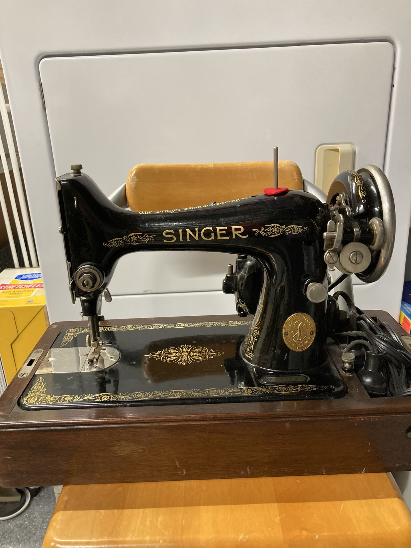 1927 Singer sewing machine in case