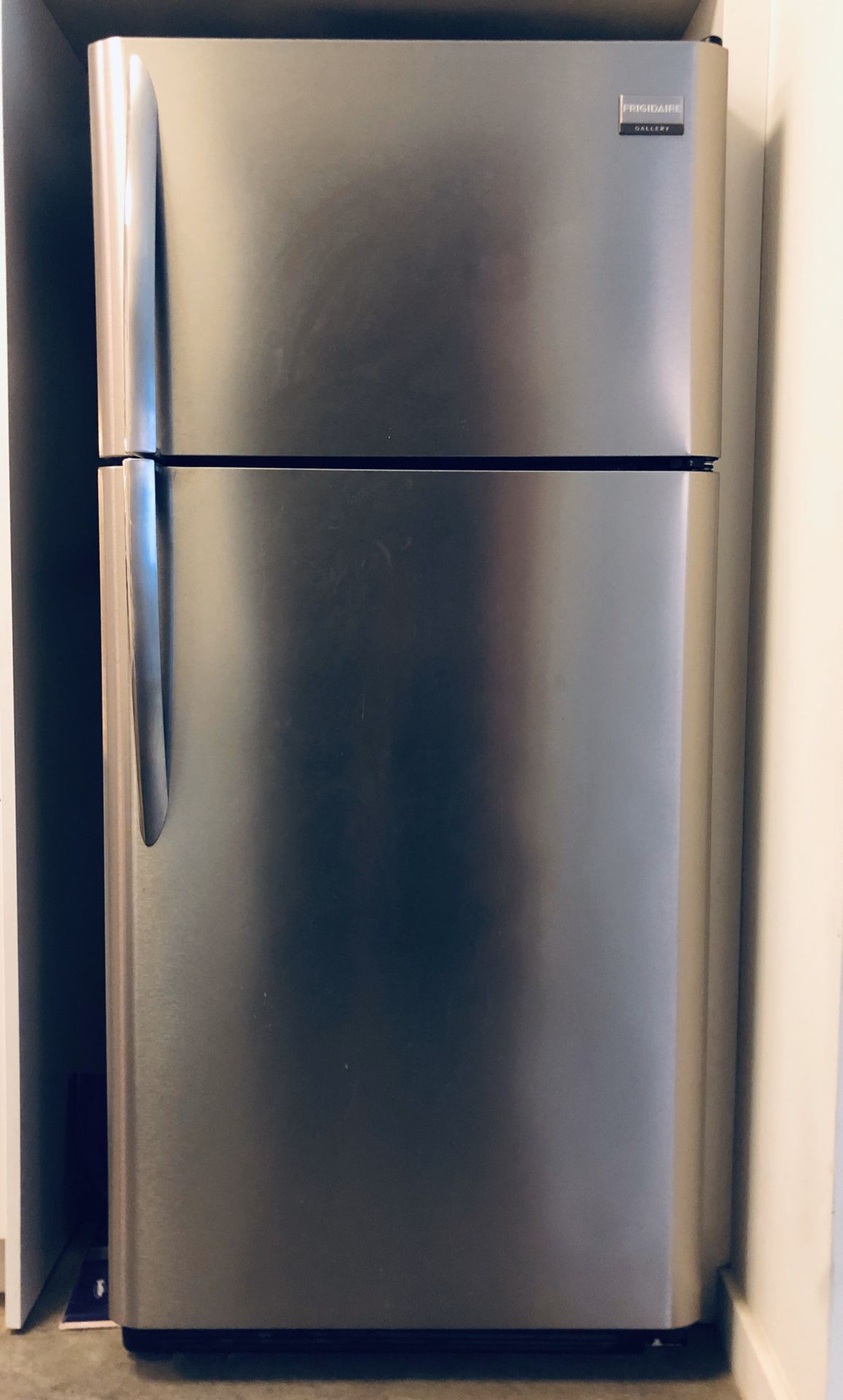 Refrigerator Frigidaire FGHR1846 18 cu. Ft.