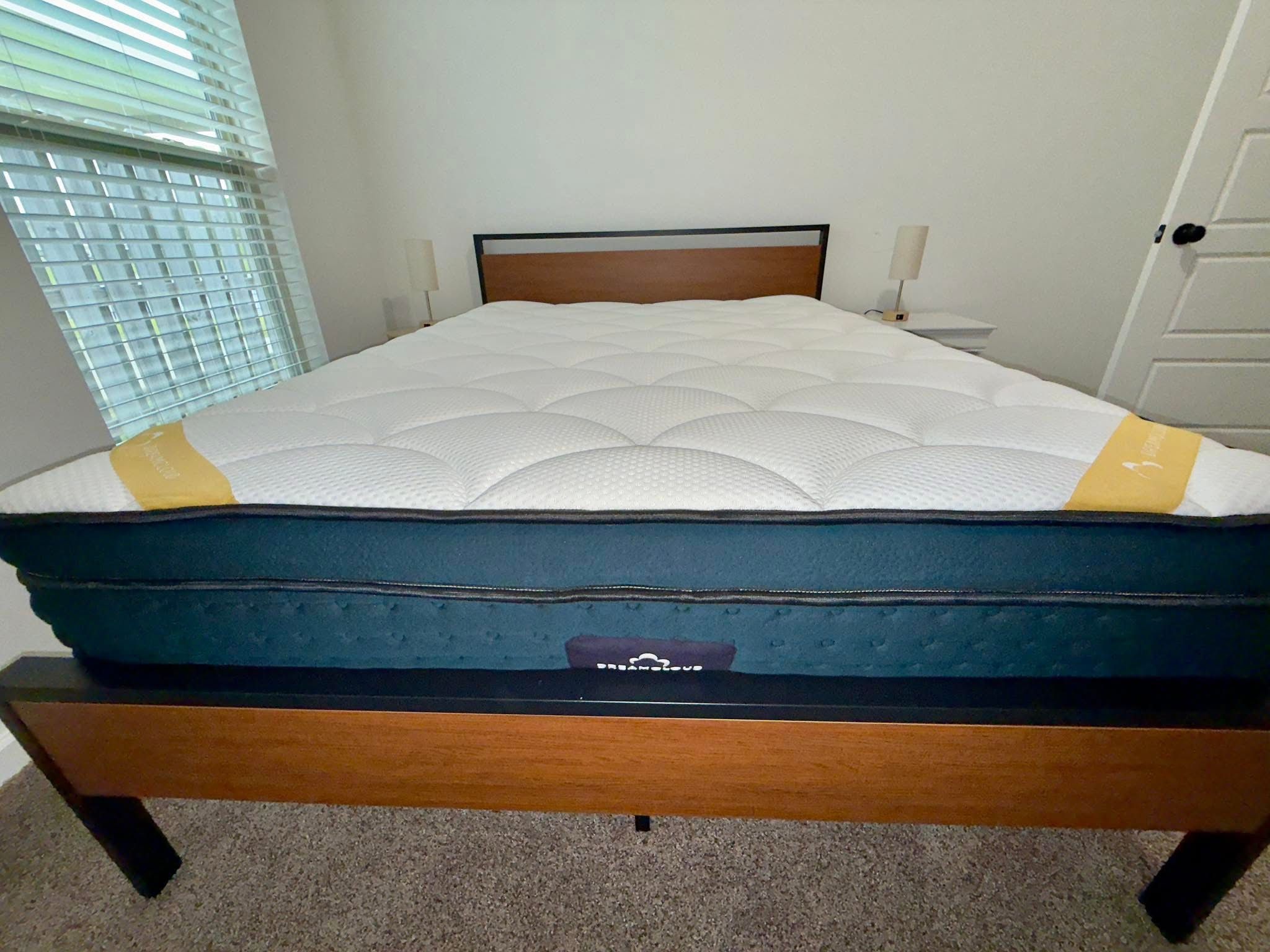 DreamCloud Premier Rest Memory Foam Mattress, Queen, Like New, Perfect Condition