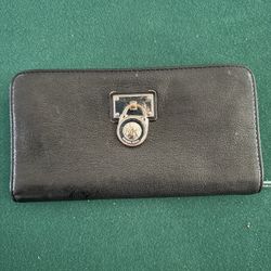 Michael Kors Black Zip-Around Leather Wallet Clutch MK Logo Turnlock – Classic Style 