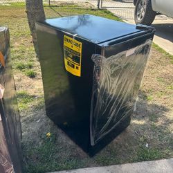 Magic Chef
4.4 cu. ft. Mini Fridge in Black