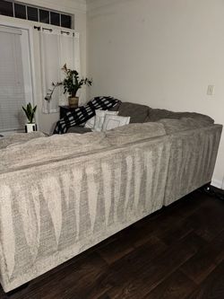 I’m selling this sofa for just $100—it’s just the sofa itself. I’m selling it because I’m going to buy the exact same one, since it’s really good.