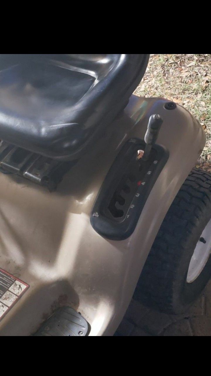 Craftsman 28713 20 hp 46 in. Deck, DLS 3500 Lawn Tractor REDUCED