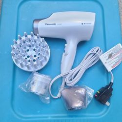 Panasonic Nanoe Salon - Secador de pelo con boquilla oscilante de secado rápido, difusor y accesorios concentradores, 3 ajustes de calor de velocidad 
