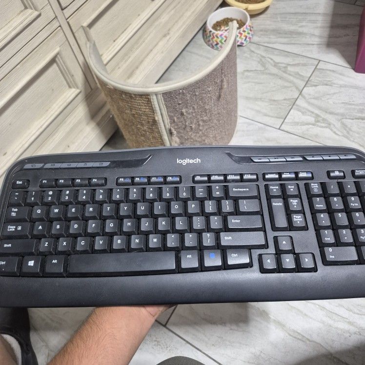 Wireless Keyboard (Needs AAA batteries)