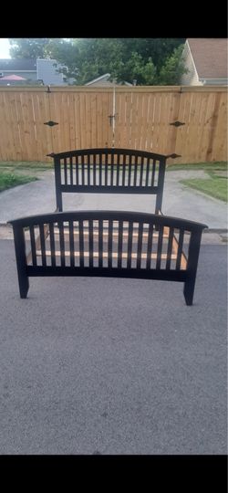 ALL WOOD BLACK QUEEN SIZE SPINDLE BED FRAME