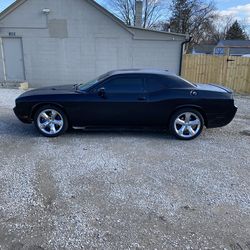 2012 Dodge Challenger SXT V6 150,000  miles on it he passenger door window does not go down besides that drives A1 7500.00 or best offer