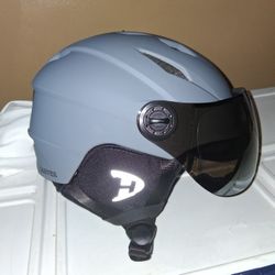SKI/SNOWBOARD HELMET (Size Medium)