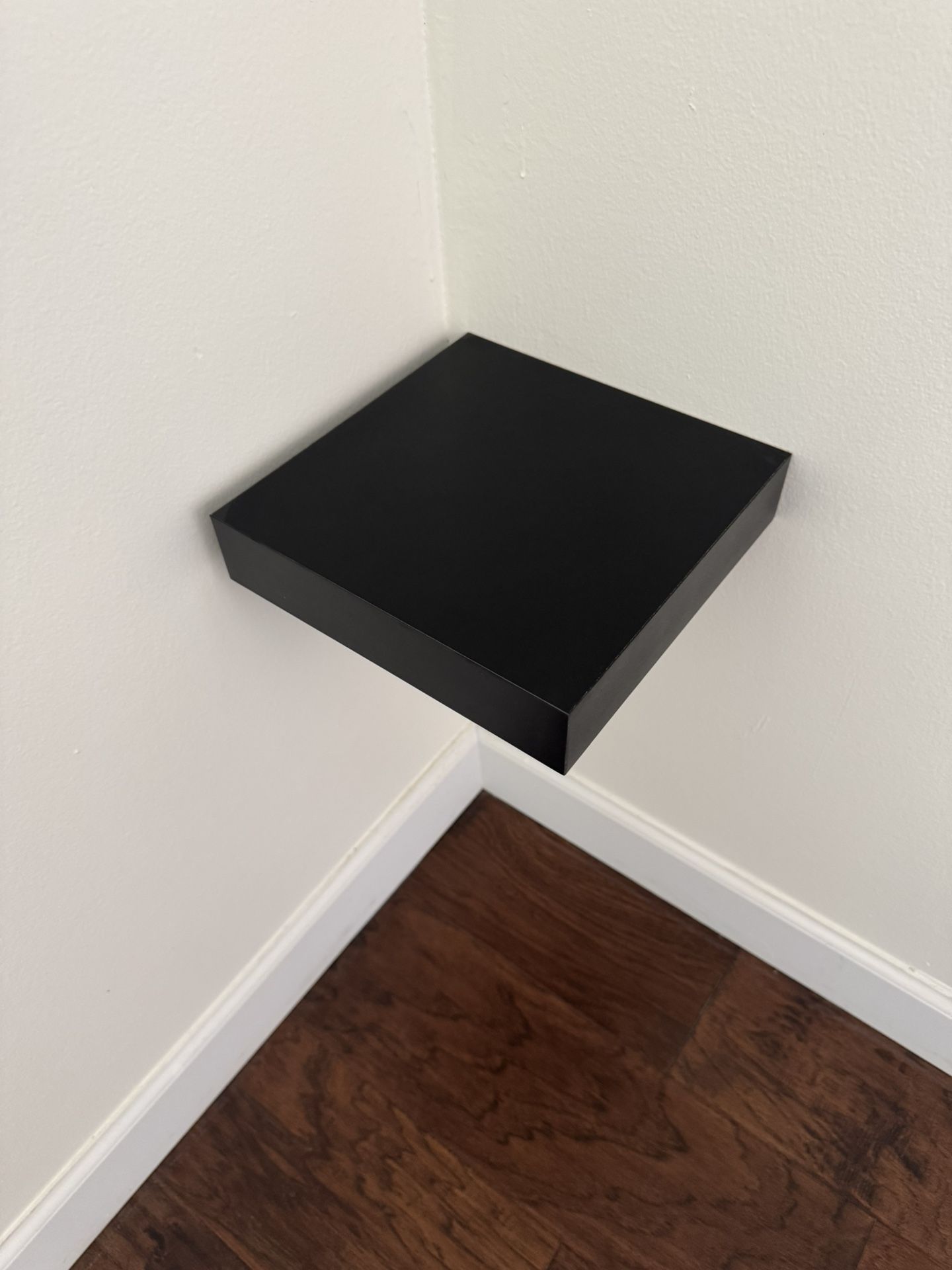 Modern Floating Wall Shelf – Black