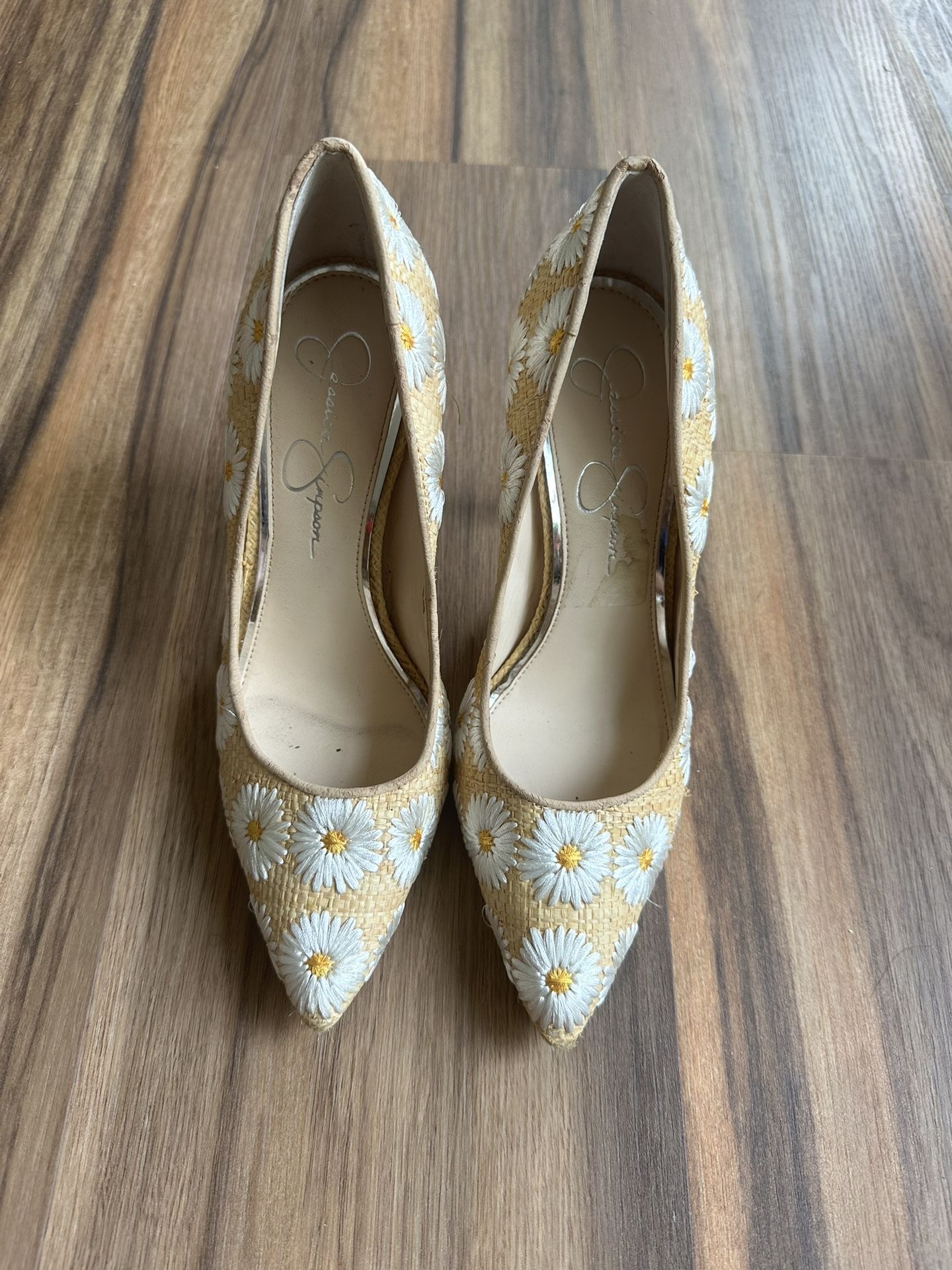 🌼 Feminine & Flirty! Size [insert size] Daisy Embroidered Heels 🌼
