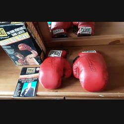 RARE BOXING LEGEND SMOKIN' JOE FRAZIER SIGNED BOXING GLOVES IN ORIGINAL BOX