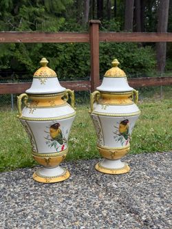 Mottahedeh Design ceramic urn