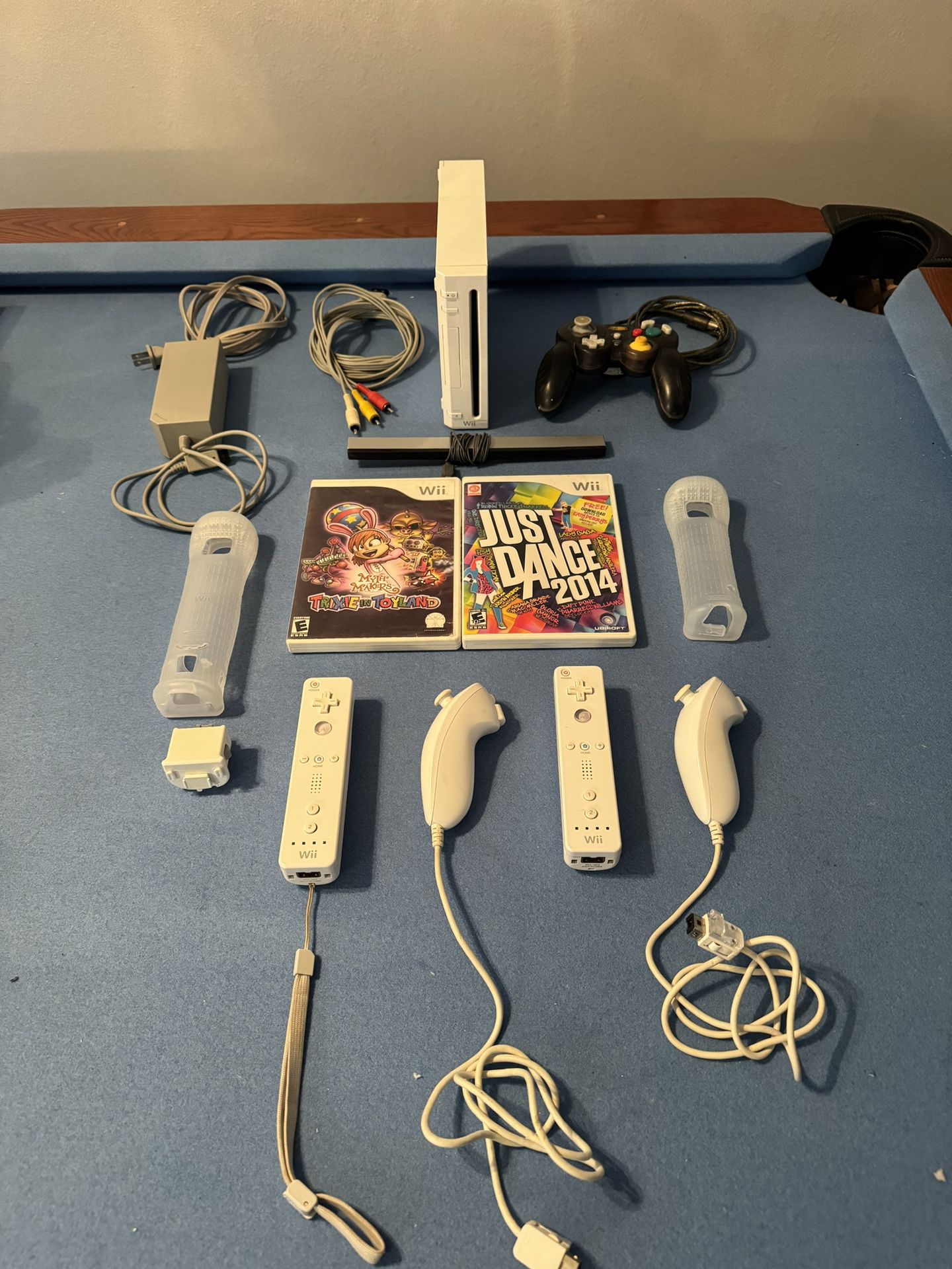 Modded Nintendo Wii with Over 6,000 Games Gameboy, NES, SNES, Sega Genesis, N64, and 31 Downloaded Wii Games, 31 GameCube Games