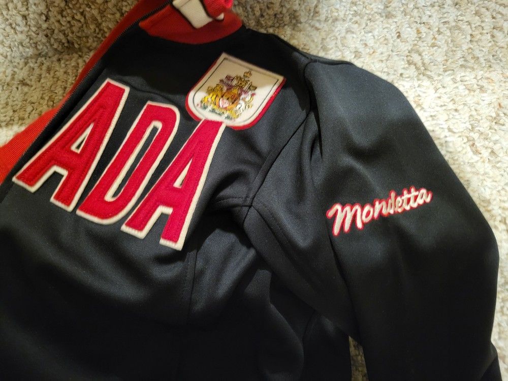 Mondetta Canada Jacket
Size XS