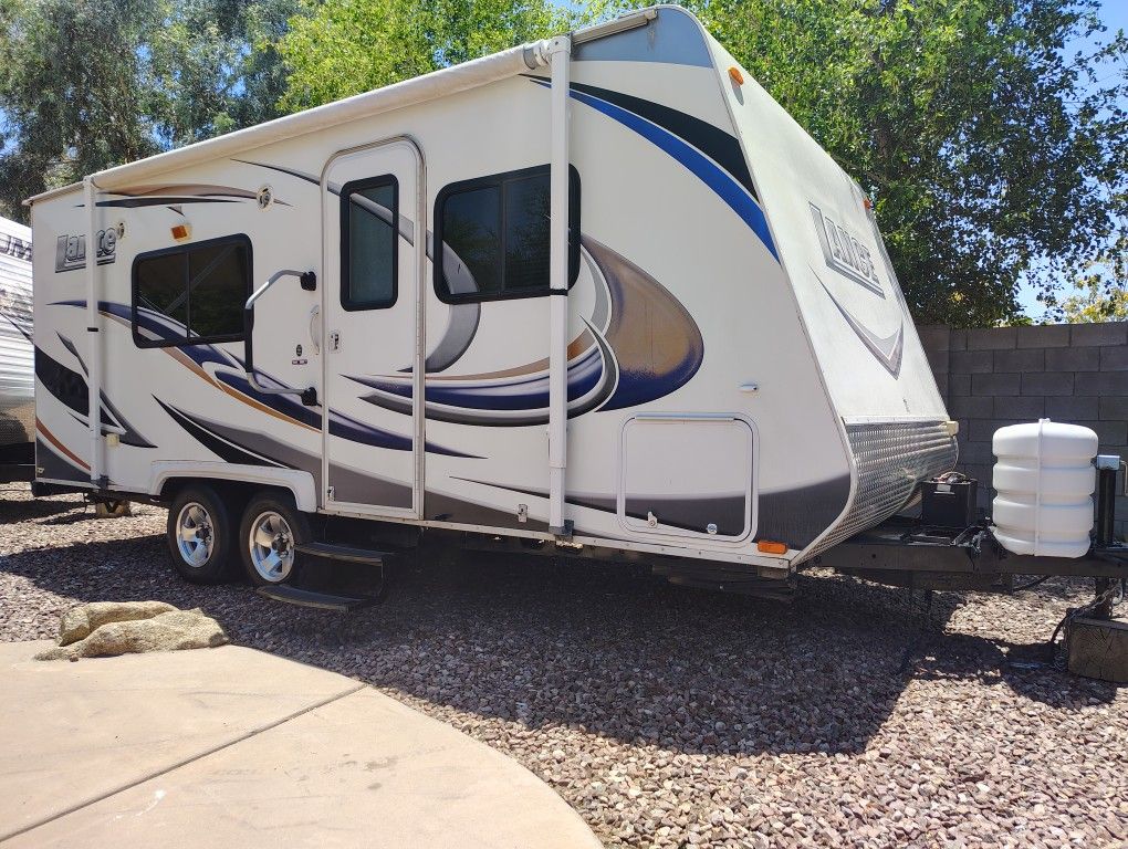 2011 L A N C E 23 Ft Excellent Condition In And Out Ultralight
